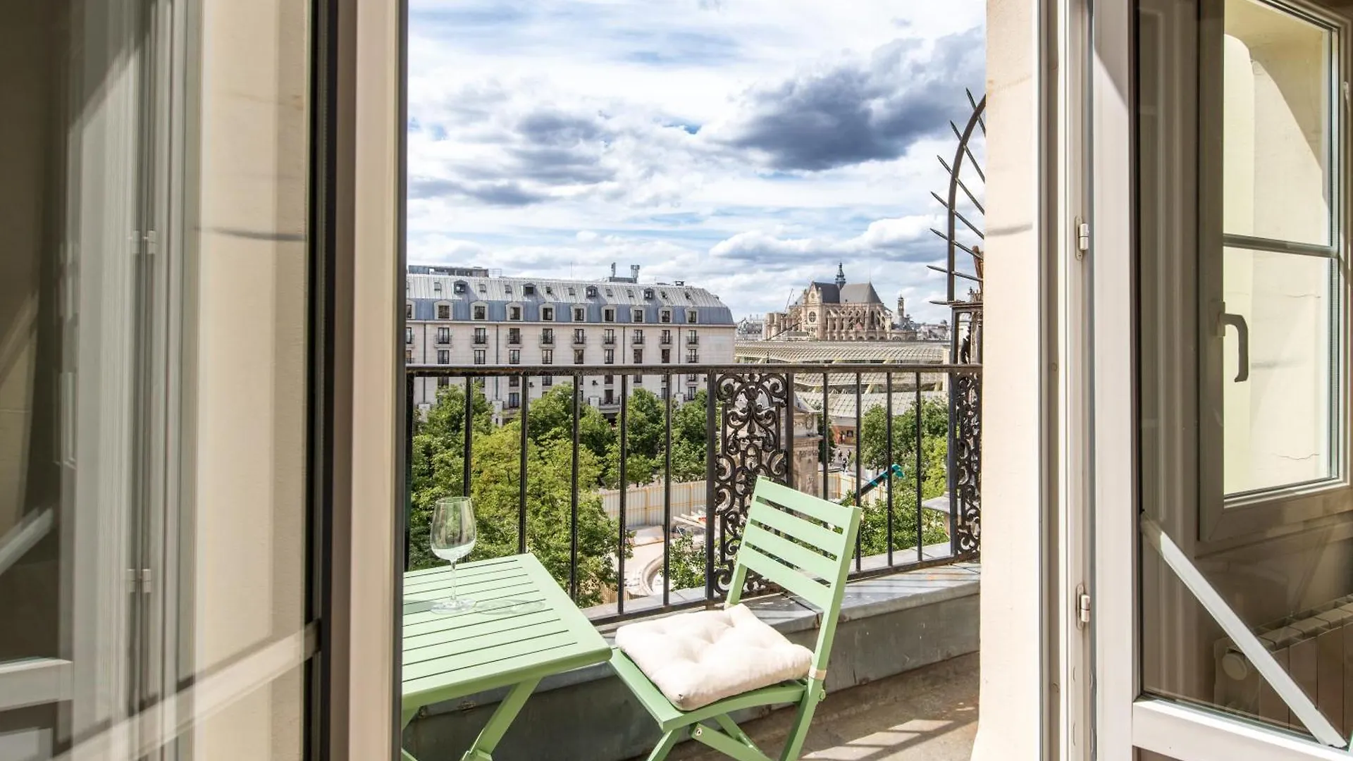 Geranimus 36A : Heart Of Paris Apartment