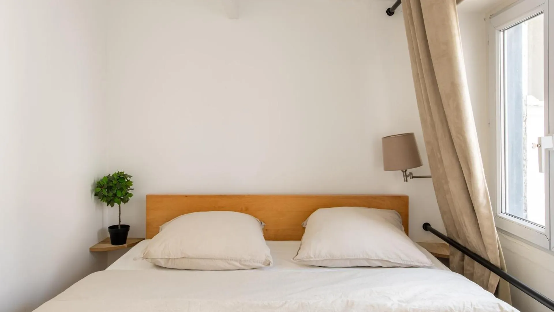 Geranimus 36A : Heart Of Paris Apartment