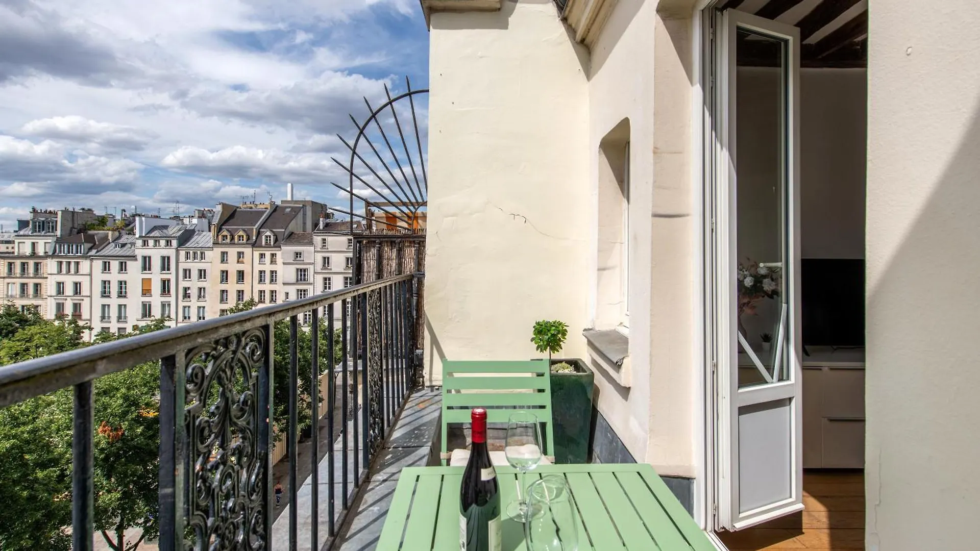 Geranimus 36A : Heart Of Paris Apartment