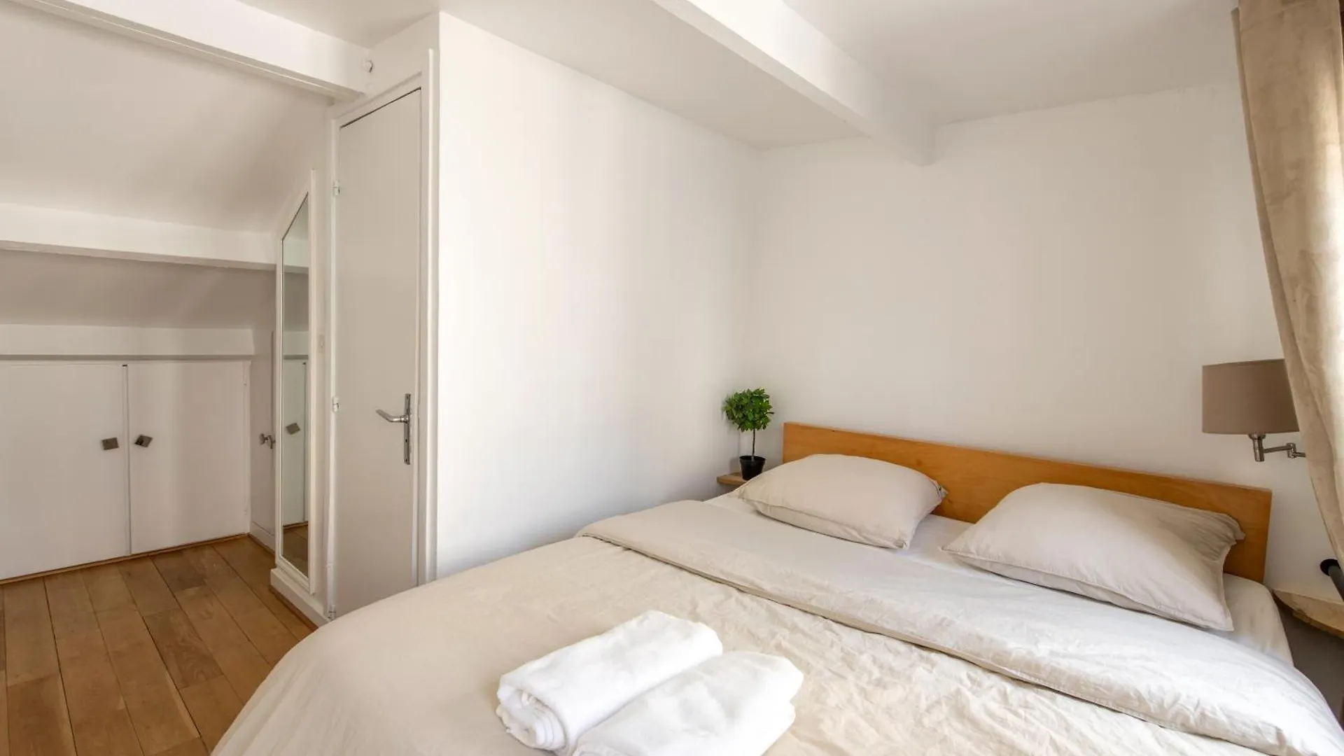 Geranimus 36A : Heart Of Paris Apartment 0*,