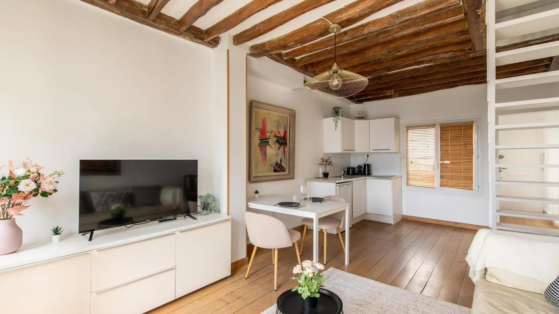 Geranimus 36A : Heart Of Paris Apartment